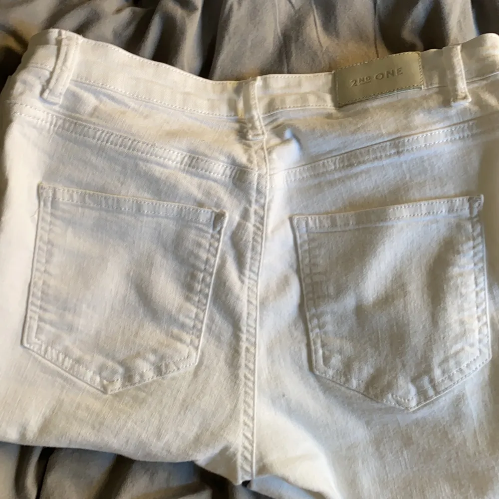 Stilrena och stretchiga vita jeans med hål i knäna! Jag är 1,69 cm och de är för långa för mig! Mycket gott skick! Storlek 30/32 . Jeans & Byxor.