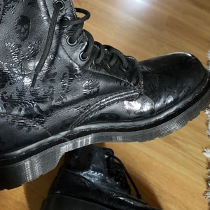 Unika docs!  - Säljer mina supersnygga, unika Dr. Martens då de är lite för stora för mig :( De är måttligt använda och är nästan i nyskick. Det står att det ska vara 39, men för mig som vanligtvis har det är de lite stora. Så skulle gissa på att de hade passat en 40 bättre! Så coolt mönster 🖤 Priset kan diskuteras! 