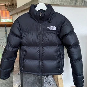 The north face nuptse 1996 jacka - Säljer min north face jacka i stl XS då jag hade velat ha en större storlek. Köpt här på plick nyligen💓 Inga defekter och väldigt sparsamt använd✨ Bilderna är mina! Buda med minst 20kr mer än förra budet! Eller köp direkt för 2100 exkl frakt