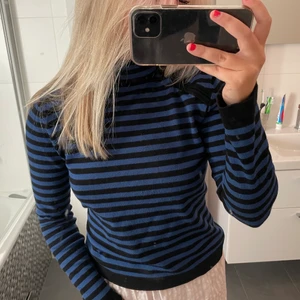 Randig tröja - Blå svart randig tröja med dragkedja vid halsen. Använd 1 gång. Storlek S😌
