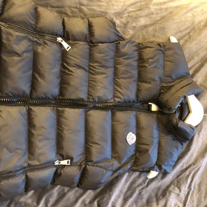 Moncler väst S/M - Jag säljer denna västen för att det är lite för stor och har knappt använt den. Den är i fint skick! Hör av dig om du skulle vara intresserad!