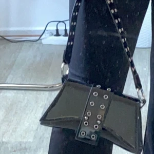 Väska  - Här är en riktigt cool väska, har alldrig använt det kan nog vara för att det är så liten fakk, man får inte plats med så mycket i väskan. -Man får betala för frakten själva 