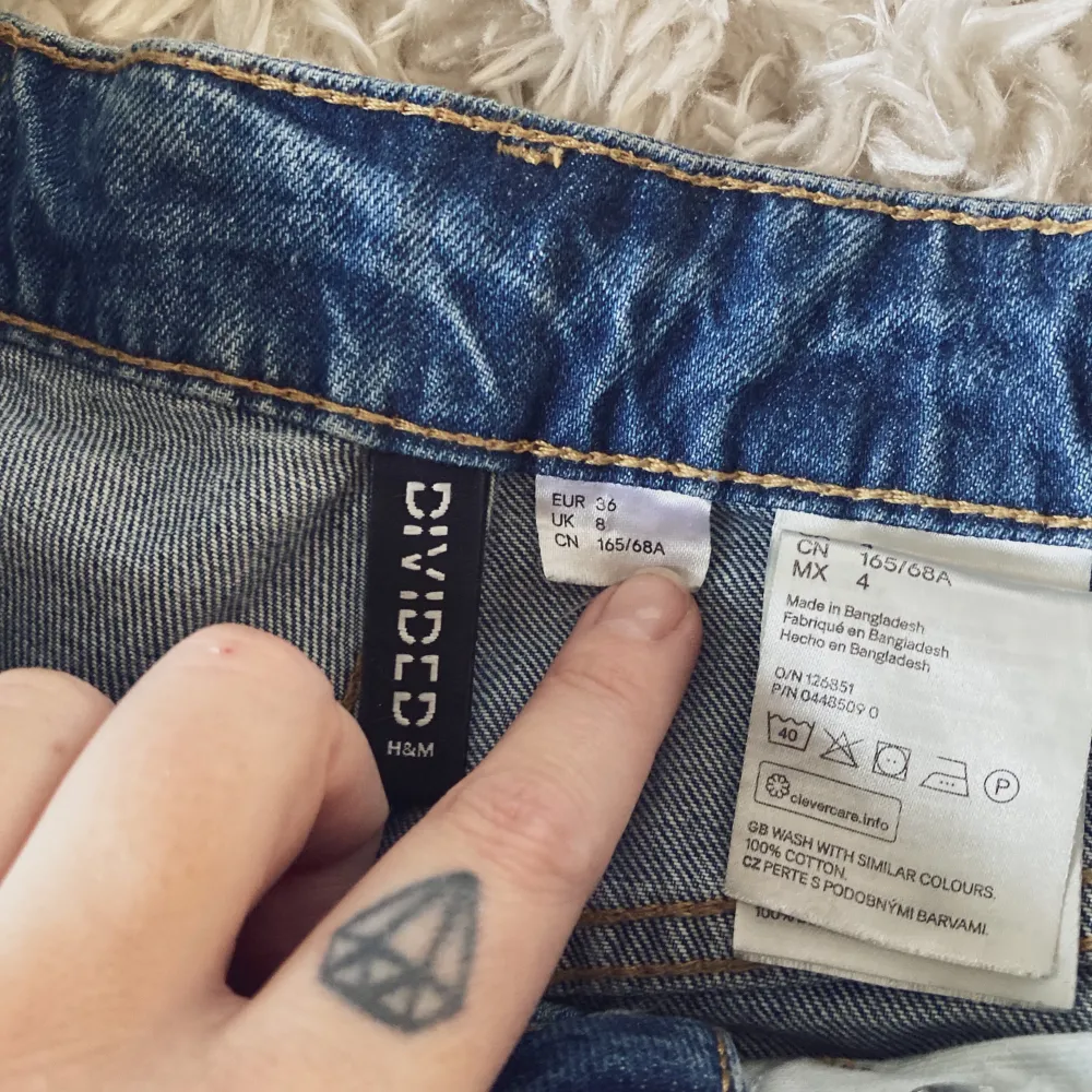 Jeans i stl 36, från H&M Divided. Sparsamt använda.. Jeans & Byxor.