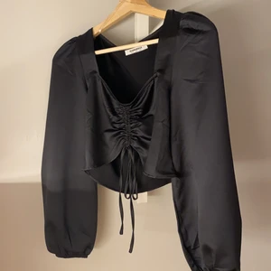 Svart topp strl 36 - En kortare tröja från Nelly, jag skulle säga att den är liiite mindre i storleken, iallafall runt bysten. Aldrig använd. 