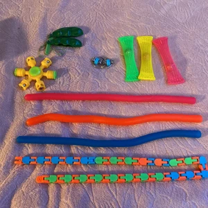 Fidget Toys  - Här är ett ett väldigt bra fidget toy pack💗Använder inte längre🌸Väldigt bra kvalite🌺Köpte för 130 kr och säljer för 60 kr😍