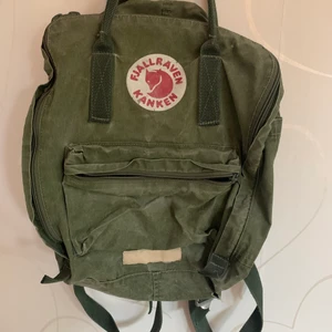Fjällräven kånken grön - Köpt för väldigt länge sedan av mina föräldrar! Den är i använt skick men fungerar absolut som den ska. Militärgrön och något blekt i färgen men skitsnygg!!