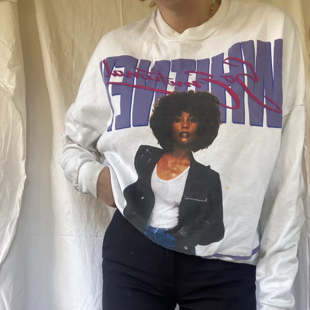 Sweatshirt från carlings med Whitney Houston tryck! I gott skick:) Köpare står för frakt💘. Hoodies.