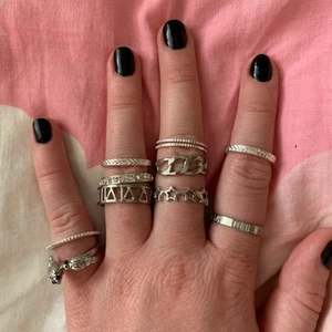 Silver ringar - Säljer dessa ringar nu pga andvänder inte,alla är oanvända blandade storlekar från xs till M