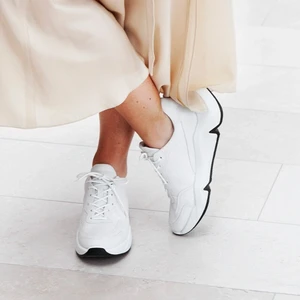 ECCO CHUNKY vita sneakers - Säljes pga utlandsflytt, väldigt sparsamt använda! Typ en gång! Har för många vita sneakers helt enkelt. Finns fler bilder! 