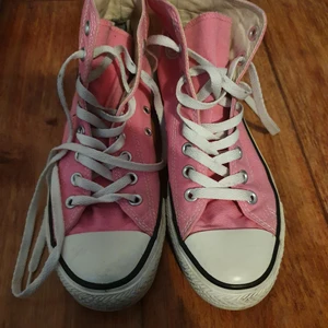 Höga rosa Converse All stsr - Höga rosa Converse All Star i strl 39.5. Bättre begagnat skick. Kan skickas om köparen betalar frakten.
