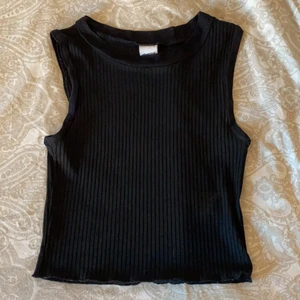 Linne, gina tricot  - Ett snyggt linne i svart ifrån gina tricot. Linnet är i s och aldrig använt. Skriv för mer info!