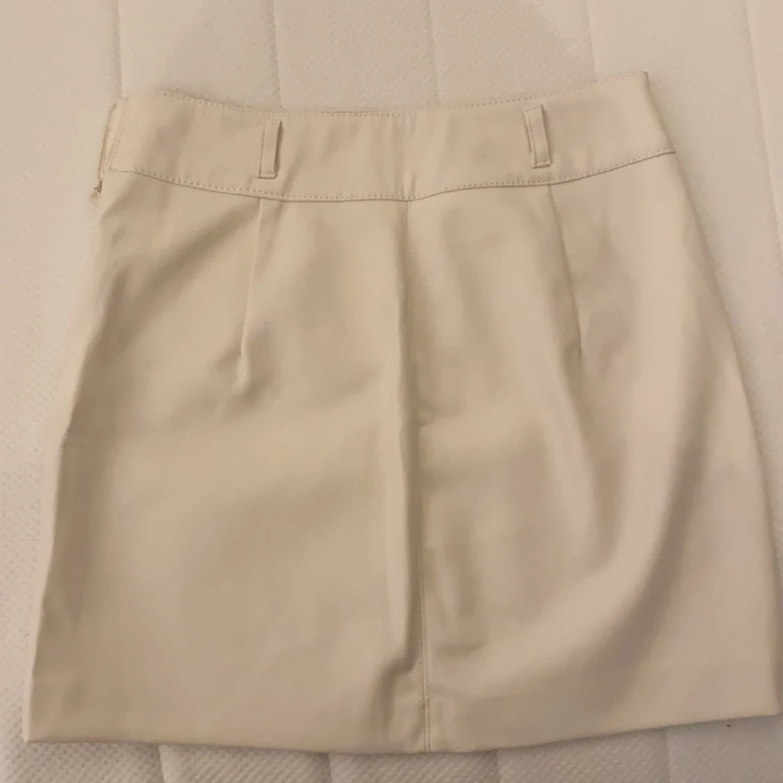 Vit läderkjol från Bershka strlk S - 90