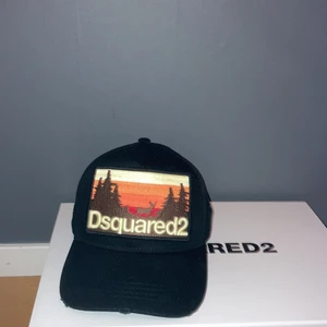 Dsquared2 keps  - Keps från Dsquared. Den är i bra skick och inte så använd. Ny pris 1100 men säljs för 600kr. Kartong ingår 