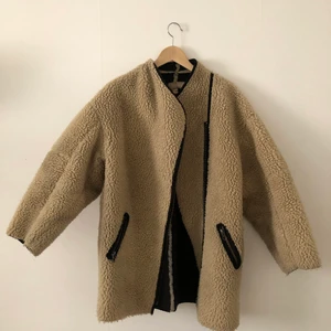 Teddy jacka från H&M - Storlek 36, jackan är i bra, använt skick :) jag är 174cm och då slutar jackan mitt på låren