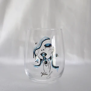 Handmålat glas - Handmålat glas gjort av mig, finns flera matchande glas✨ handdiskas för bäst hållbarhet. För fler handmålade glas kolla in engqvist_art på instagram🤍 