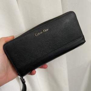 Plånbok från Calvin Klein med mycket utrymme!