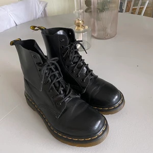 Dr Martens - Säljer ett par Dr Martens som använts ett fåtal tillfällen. 