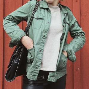 Skjortjacka Lindex  - Militär grön skjortjacka köpt på Lindex. Knappt använd så bra skick! Har olika tryck på ryggen. Är i storlek 164 men passar mig som vanligtvis har s/m