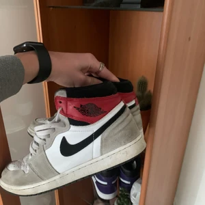 Jordan 1 high smokey grey - Storlek 44, cond 7/10, pris 2000, tar emot bud!