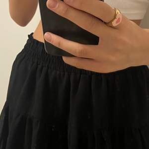 säljer nu min svarta kjol. använt max 2 gånger och är i nyskick. lite kort men funkar toppen och passar till typ allt. köparen står för frakt.