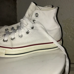 Converse  - Säljer mina gamla converse (äkta) då de är för små men även inte riktigt min grej, de är rätt gamla men bra skick då de inte används så mycket. Skorna är stora i storlek, priset för skorna kan även diskuteras:) Dm för intresse !