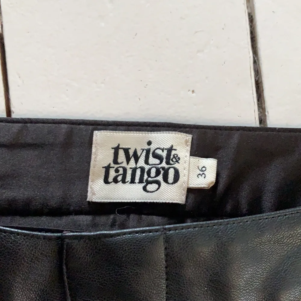 Hej! Säljer ett par nästan helt nya skinnbyxor från Twist&Tango🔥. Endast använda 1 gång, säljer för att de är för små för mig. Nypris 799 säljer för 500 kr. Byxorna är true to size och verkligen superbekvämliga! Köparen står för frakten om inte ett möte i Göteborg kan ske, skriv om ni har några frågor eller vill ha mer bilder! 💖💖 (Storlek 36) spårbar frakt kan alltid läggas till såklart! 😊. Jeans & Byxor.