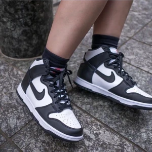 Nike dunk high black white  - Nike dunk high black white ”panda” i storlek 41 skorna är helt nya och oanvända. Kvitto och låda finns 