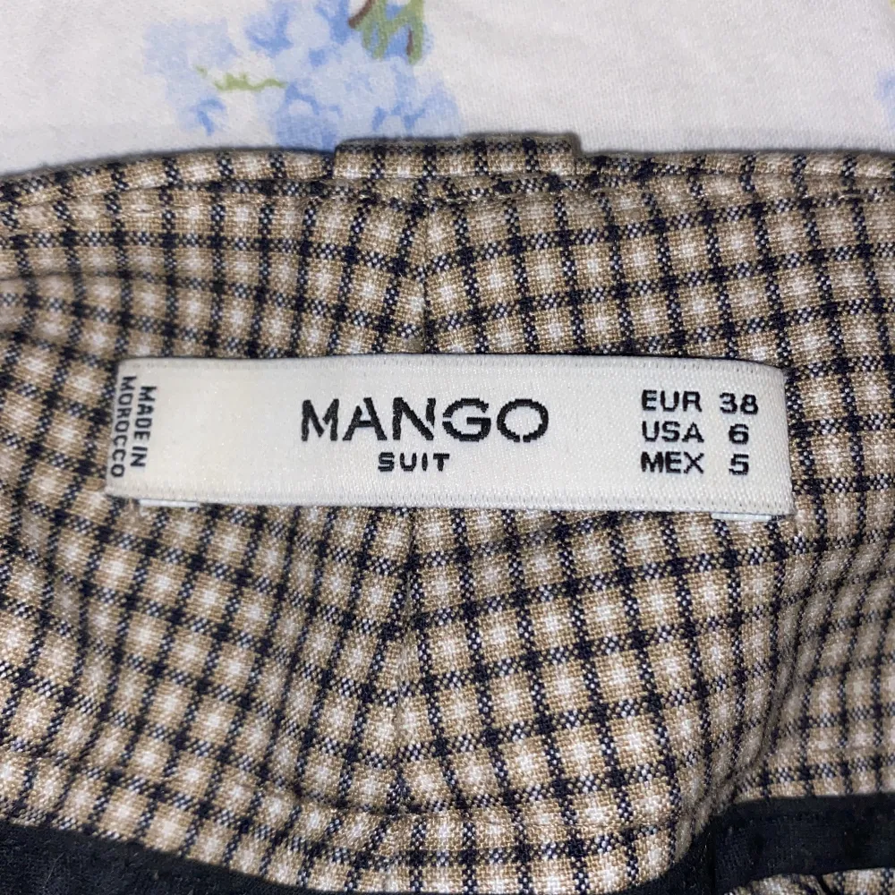 Sjukt snygga kostymbyxor från Mango, sitter jättesnyggt på och är också otroligt bekväma ❣️. Jeans & Byxor.