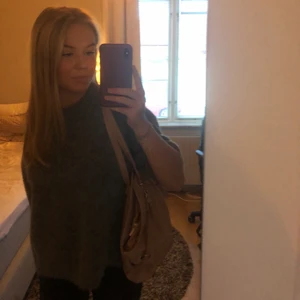 Rosa väska - Rosa supersöt väska i bra storlek. Finns en liten svag blå fläck på baksidan därav priset💕💕 frakt tillkommer