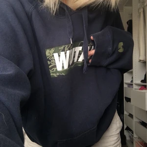 Marinblå hoodie - En super skön owersized hoodi som är marinblå med ett tryck på framsidan. Sitter super skönt och snyggt älskar den💚💚☁️☁️☁️