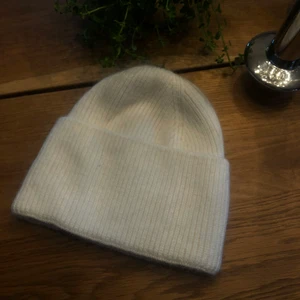 Vit mössa - Säljer min sjukt snygga & populära mössa från alvii då den aldrig kommit till användning! Ord pris: 199 mitt pris 80 eller högsta bud! Aldrig använd!🌟🌟🌟