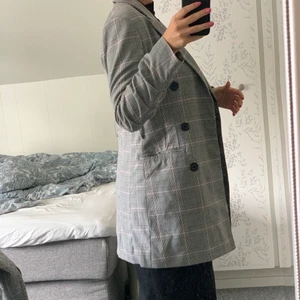 Blazer - Blazer från NA-KD som går att använda som både en blazer eller som en klänning. Bältet kan man själv välja att ha på eller inte. Använd ett fåtal gånger