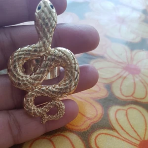 Vanliga  - Stor orm formig ring guldplätrtad. Öppenbar passer till alla 