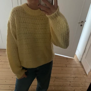 Gul stickad tröja  - Assnygg gul stickad tröja från envii, nyskick 💕