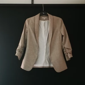 H&M light gray blazer in size 34 - Classic blazer with short pleated sleeves. In very good shape. Worn a few times only. 