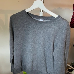 Grå långärmad tröja - Grå tröja från Gina Tricot