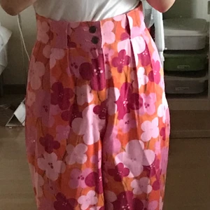 Lucy&Yak blommiga byxor strl S/M - Neonfärgade rosa byxor. Passar dem som verkligen vill stå ut :D Knappt använda men de var lite stora på mig. Midjemått är ca 71 cm och de är rejält pösiga. Originalpris runt 50 brittiska pund