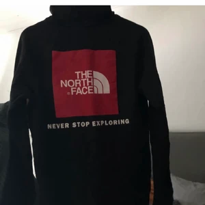 Hoddie - Säljer min skitsnygga THE NORTH FACE hoddie! Säljer eftersom att den inte kommer till användning längre. Nypris är 800, jag säljer för 200. Köparen står för frakt💗storlek S