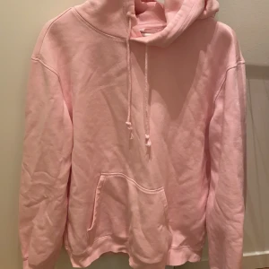 Hoddie - Jättefin slutsåld hoddie från hm, använd fåtal gånger och är så mysig på men måste dessvärre rensa ut den!