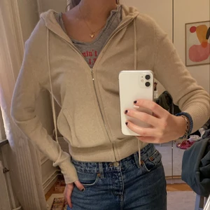 Kashmir zip hoodie  - Sjukt snygg kofta i 100% Kashmir från Softgoat i färgen sand, storlek XS. Tröjan köptes för 2095kr och är i bra skick och har inga defekter💕