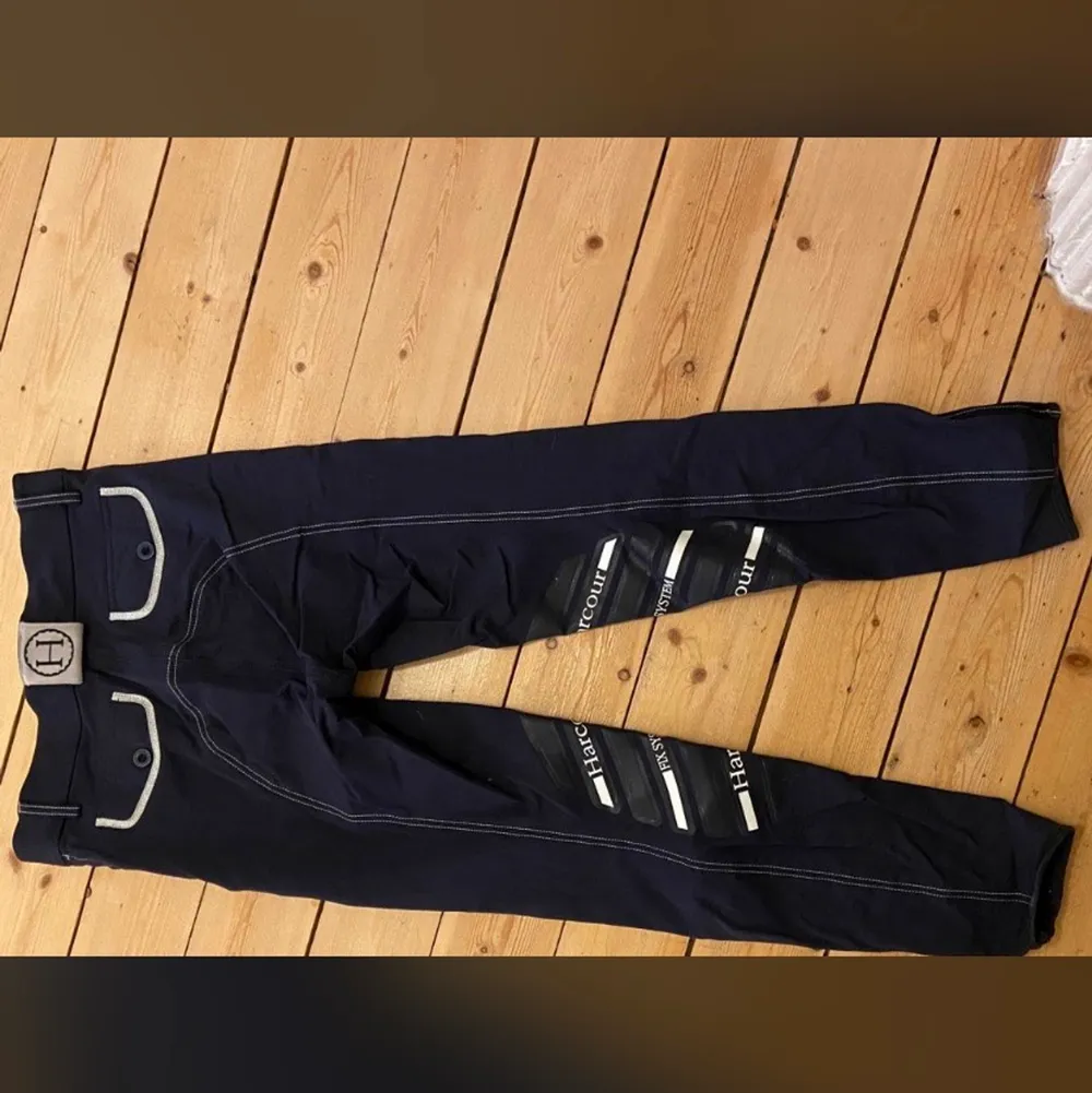 Bra skick - hela och nytvättade! Säljes pga att jag har växt ur dem. Inköpspris 1300kr. Jeans & Byxor.