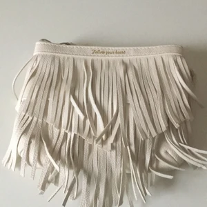 Beige axelremsväska från H&M - Beige axelremsväska från H&M, Har fått lite blå färg på toppen, men annars väldigt bra skick! Flätad remm. 