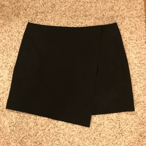 Kjol  - Säljer denna svarta kjol med dragkedja på sidan🌸