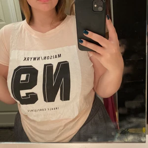 t-shirt med tryck  - En rosa t-shirt med tryck på! Köpt på Gina, storlek M. Väldigt skönt material! Säljes för 80kr exl. frakt 