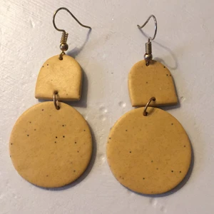 Örhängen - De är från ett företag som heter Ohker studio (se instagram). De är knappt använda, priset är inklusive frakt:) tar emot Swish. Hållbara av bra lera! Finns fler av samma märke i min profil!:)