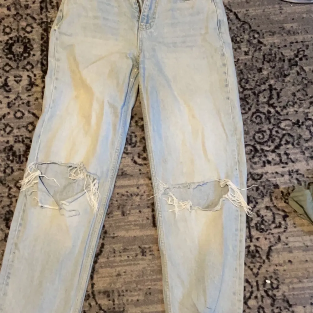 Populära jeans från gina tricot. Strl 34. Fraktas eller mötas upp i Vänersborg . Jeans & Byxor.