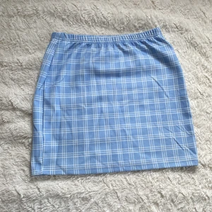 Blårutig kjol - Blå/vitrutig kjol ifrån Shein. Säljer då den inte passar min stil längre.