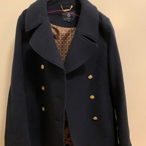 Marinblå kort kappa med guldknappar. - Kort kappa, marinblå, guldknappar. Knappt använd. Storlek 36. 