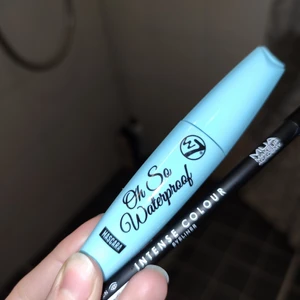 Mascara och vit kajal - Helt nya, men kommer aldrig att användas. Mascaran är vattenfast, kajalen är vit, 30 kr för båda