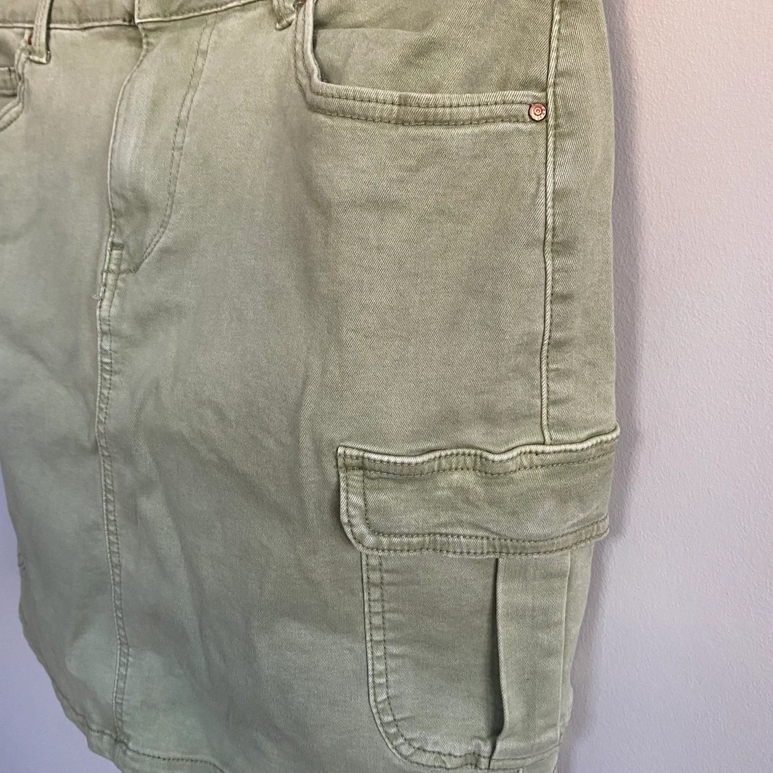Snygg militär grön cargo kjol - 90